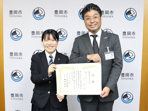 井川さん（左）と門間市長（右）の写真