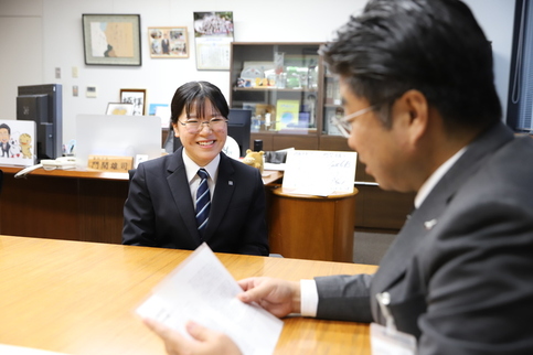 市長に受賞やエッセイの内容について報告する井川さんの写真