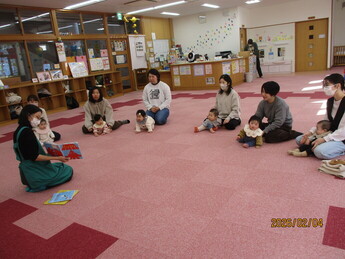 写真：読み聞かせを楽しんでいる様子