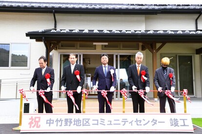 テープカットをする市長
