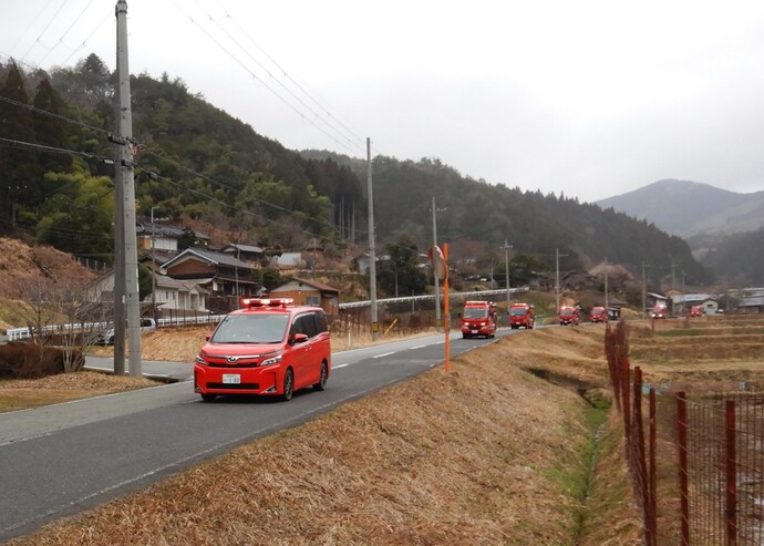 画像：但東地域全域をパレードする但東消防団（薬王寺付近）