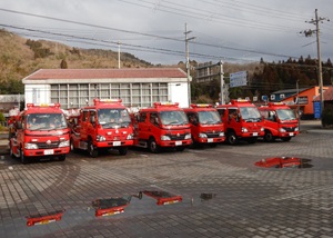 画像：パレード前に全団集合（但東庁舎）