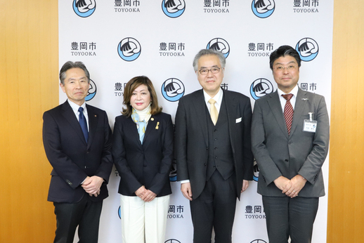 写真：左から、おんぷの祭典実行委員長　岡本慎二さん、おんぷの祭典実行副委員長　卯野敦子さん、在ジョージア国日本国大使館　特命全権大使　石塚英樹さん、門間市長