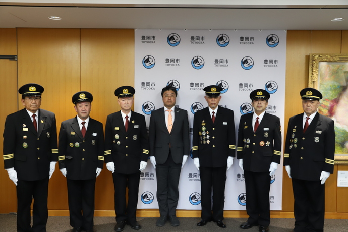 豊岡市6消防団団長と市長の写真