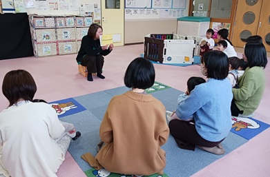 写真：絵本の読み聞かせの様子