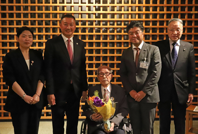 写真：モンゴル国政府から北極星勲章を授与された福田芳郎さん