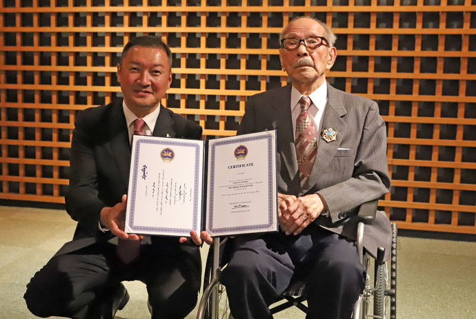 写真：在大阪モンゴル国総領事館のアルタイ・エンヘアマガラン総領事(左)と福田芳郎さん(右)