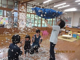 新聞紙遊びの写真