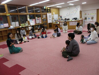写真：読み聞かせを楽しんでいる様子