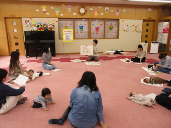 写真：講話を聴いている様子