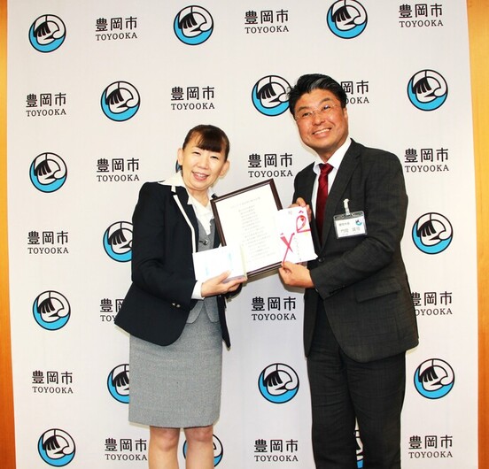 写真ASハリマアルビオン株式会社 代表取締役の岸田さん（左）と関貫市長（右）