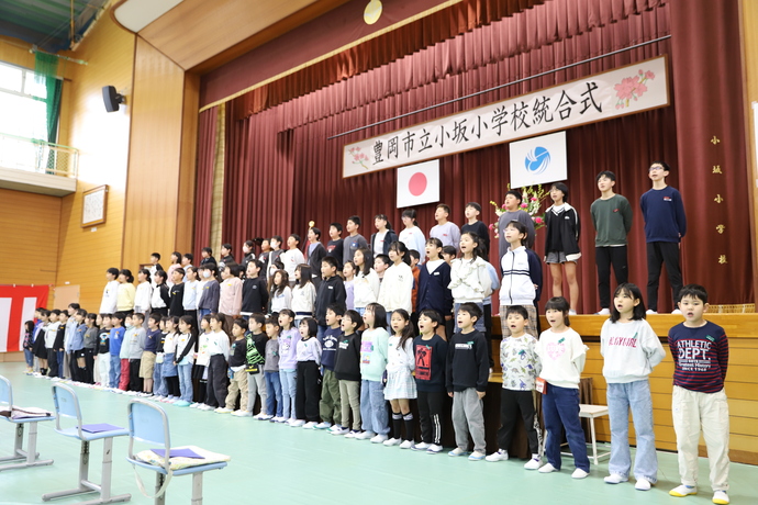 合唱する児童たち