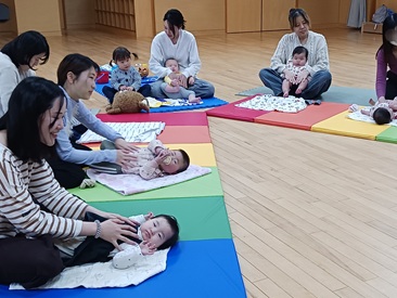 写真：親子遊びの様子