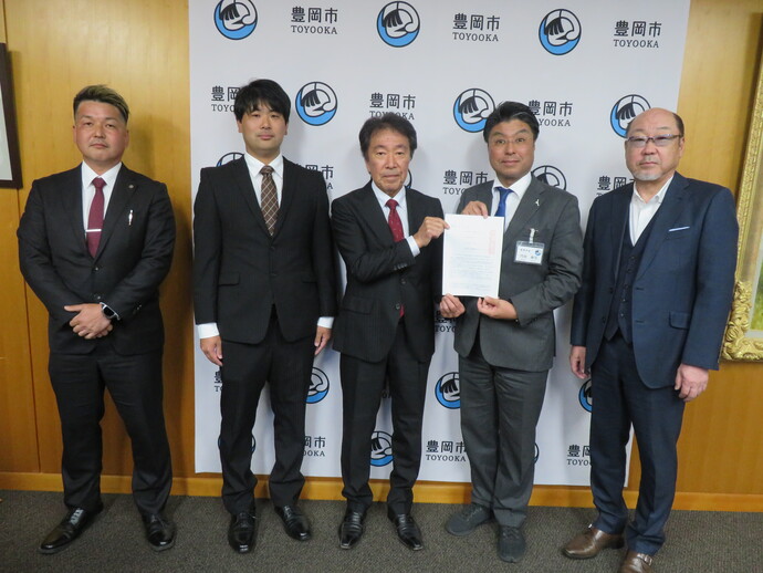 地域からの意見書を市長が受け取る様子