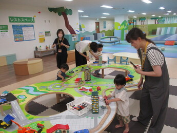 こども広場で遊んでいる様子
