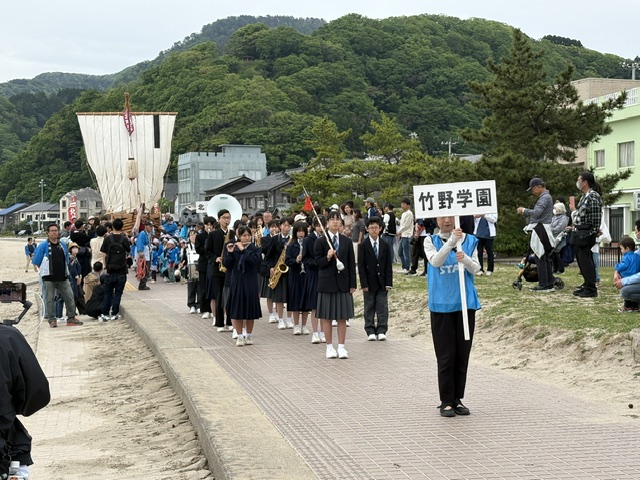 写真：竹野中学校吹奏楽部による演奏の様子