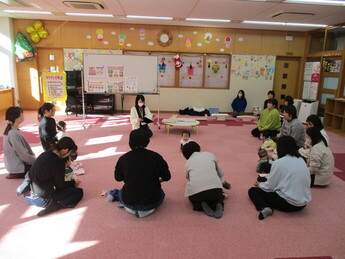 写真：講話を聞いている様子