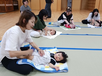 写真：親子遊びの様子