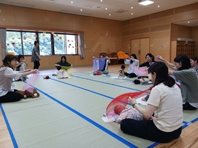 写真：親子遊びの様子
