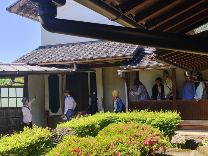 旧福冨家住宅の館内を見学する参加者ら