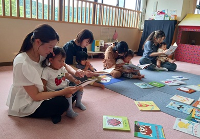 写真：絵本を見ている様子