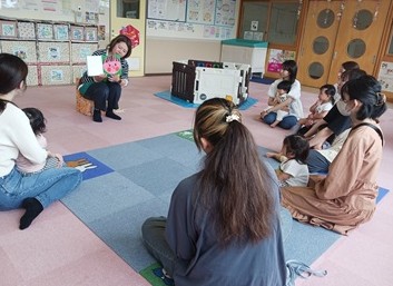 写真：絵本の読み聞かせの様子