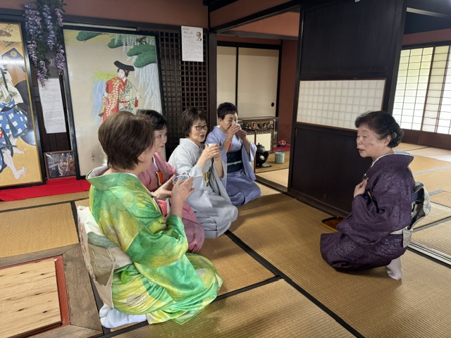 旧福冨家住宅でお茶会に参加している着物姿の女性たち