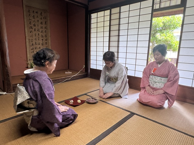 旧福冨家住宅の座敷で披露されるお茶会