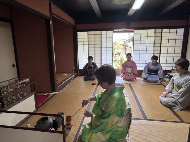 旧福冨家住宅の座敷で披露されるお茶会