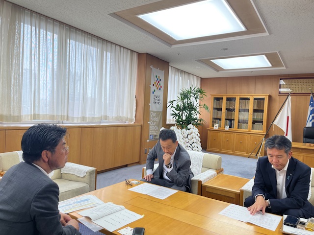 県議会の北野議長と岡副議長に要望内容を説明する様子