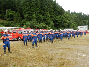 両団で合わせて約100人の団員が訓練に参加する様子