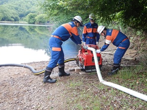 但東ダムから小型ポンプで取水する但東団の様子
