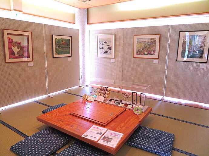 いろり端をイメージした部屋の写真