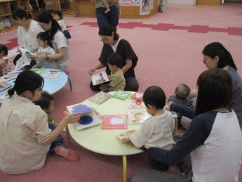 写真：本を選んでいる様子