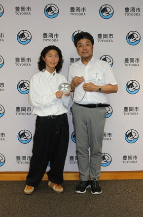 写真：嶋﨑さんと門間市長