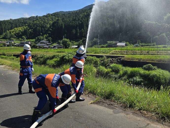 水源から約300メートルの地点で放水する様子