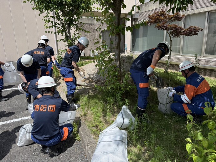 但東庁舎駐車場で土のう作り訓練をする様子
