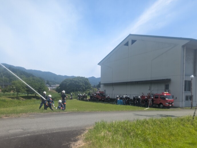 資母体育館横で放水訓練する様子