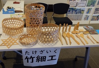 机に並べられた竹製のかごやカトラリー