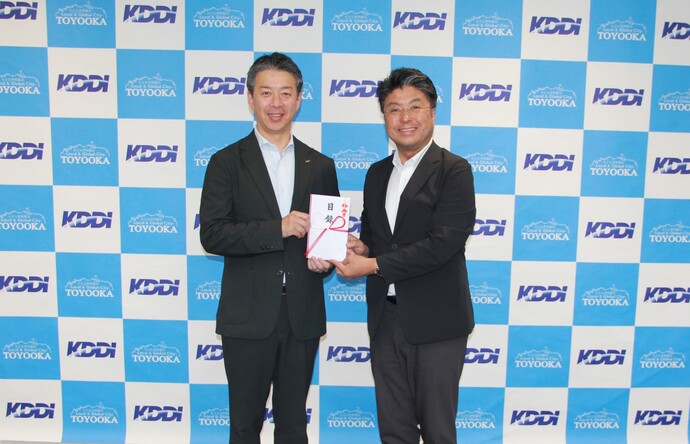 写真：関西総支社長の酒井さん（左）、門間市長（右）