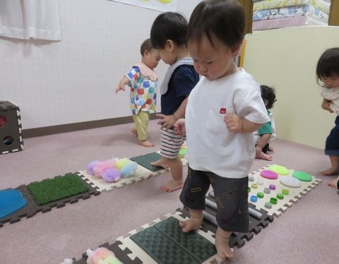 足裏の感覚を育てる遊び