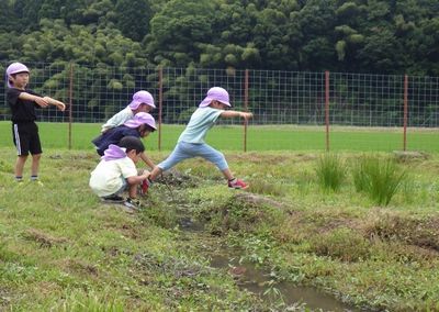 田んぼ道をジャンプ!