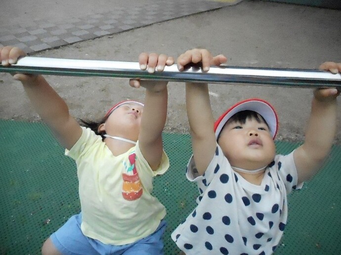 鉄棒にぶら下がる様子
