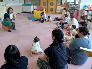 写真：絵本の読み聞かせの様子