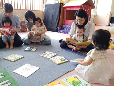 写真：絵本を見ている様子