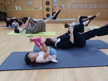 写真：おやこピラティスの様子