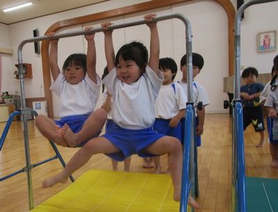 鉄棒にぶら下がる様子
