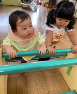 つかまり立ちで遊ぶ様子