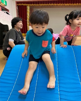 マットよじ登りおりの様子