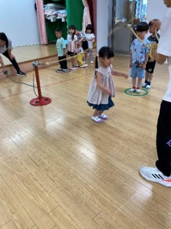 縄跳びに挑戦する様子